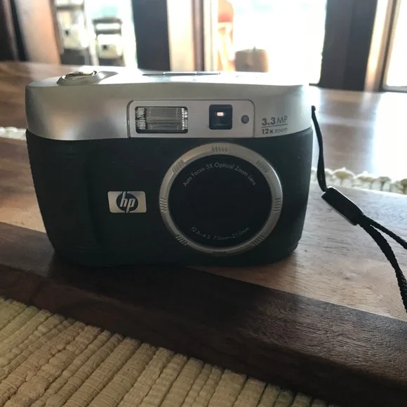HP Digital Camera - Picture 1 of 4